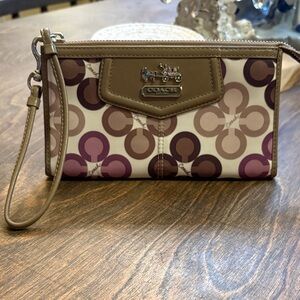Like new, Coach Signature, Madison Clover Wristlet